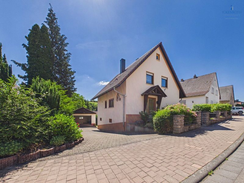 **Schönes EFH mit gr. Garage, guter Raumaufteilung & toller Gartenfläche - gute, ruhige Lage!**